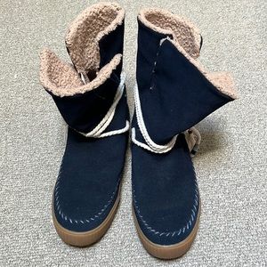 Tom’s blue leather lined boots